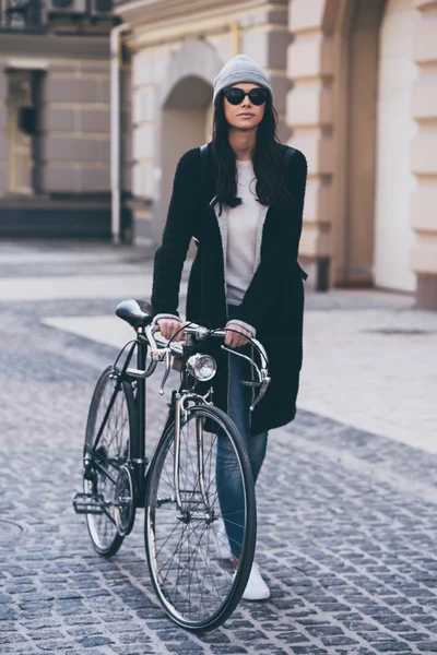 Mulher bonita com bicicleta — Fotografia de Stock