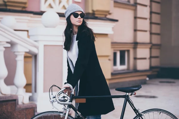 Mulher bonita com bicicleta — Fotografia de Stock