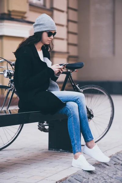 Γυναίκα με τη χρήση smartphone σε εξωτερικούς χώρους — Φωτογραφία Αρχείου