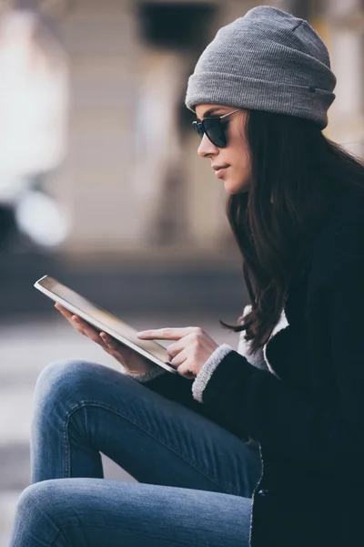 Hermosa mujer joven con tableta pc — Foto de Stock