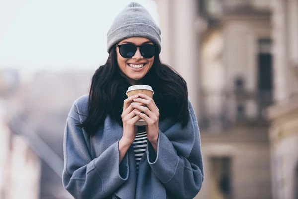 Mulher bonita com xícara de café — Fotografia de Stock