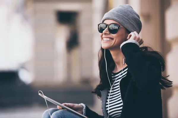 Beautiful young woman with tablet pc — Stock Photo, Image