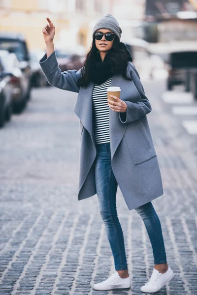 Vacker kvinna med kaffekopp — Stockfoto