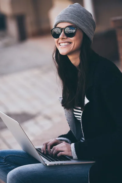 Genç kadın blogger dizüstü bilgisayar kullanarak — Stok fotoğraf