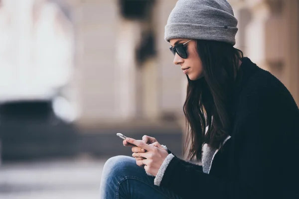 Vrouw met behulp van smartphone buitenshuis — Stockfoto