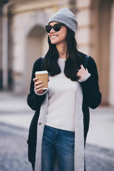 Mulher bonita com xícara de café — Fotografia de Stock