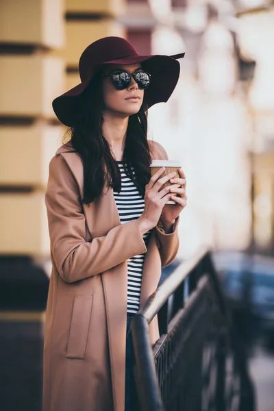 コーヒー カップとサングラスでスタイリッシュな女性 — ストック写真