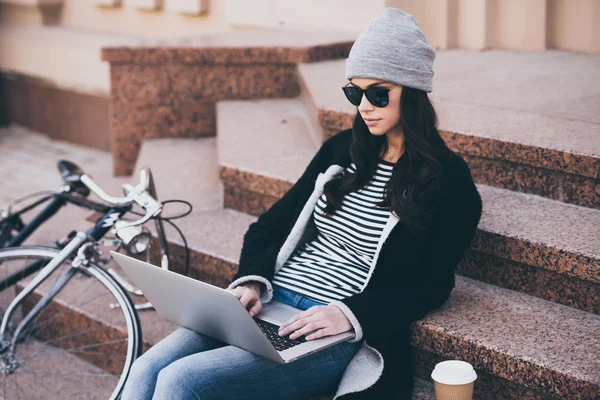 Young woman blogger using laptop — Stock Photo, Image