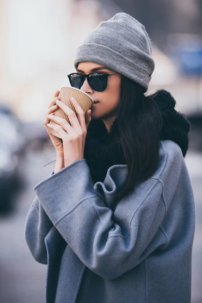 Vacker kvinna med kaffekopp — Stockfoto