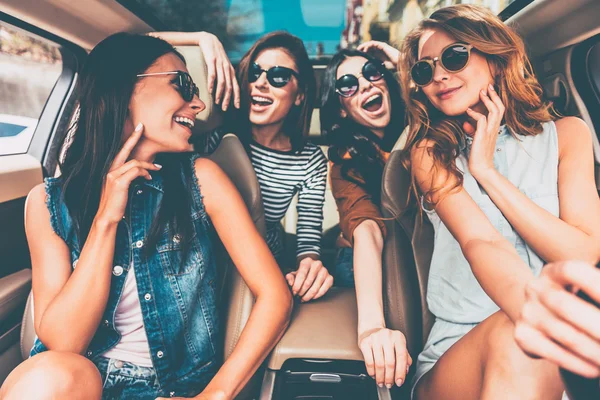 Unga glada kvinnor i bil — Stockfoto