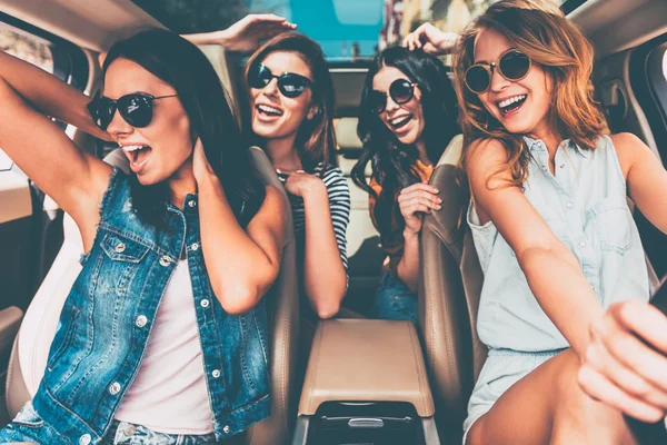 Mulheres alegres jovens no carro — Fotografia de Stock