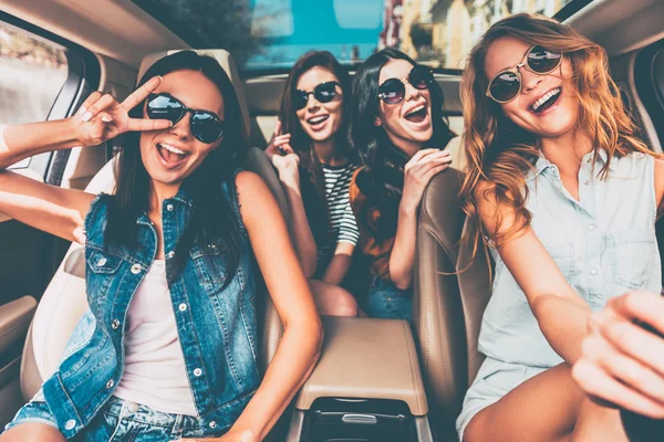 Jóvenes mujeres alegres en coche — Foto de Stock