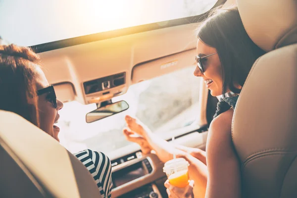 Jonge vrolijke vrouwen in auto — Stockfoto