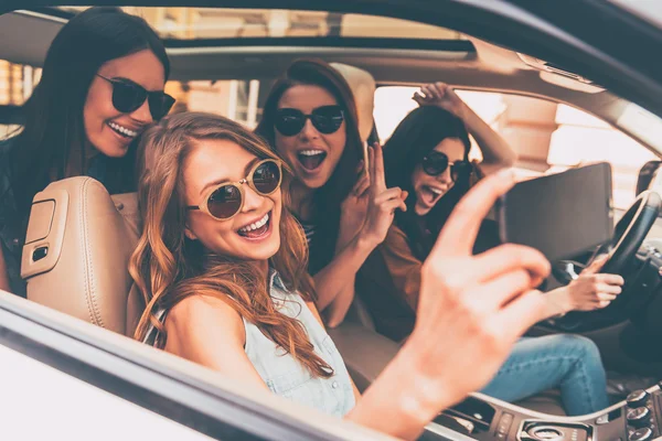 Vrolijke vrouwen selfie maken — Stockfoto