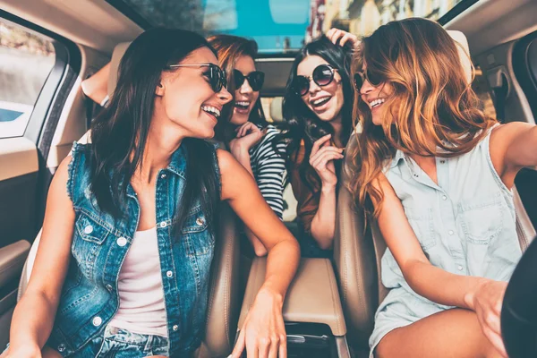 Fröhliche Frauen sitzen im Auto — Stockfoto