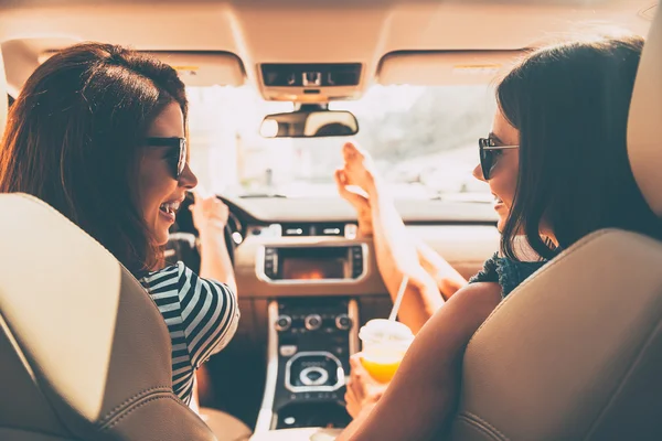 Unga glada kvinnor i bil — Stockfoto