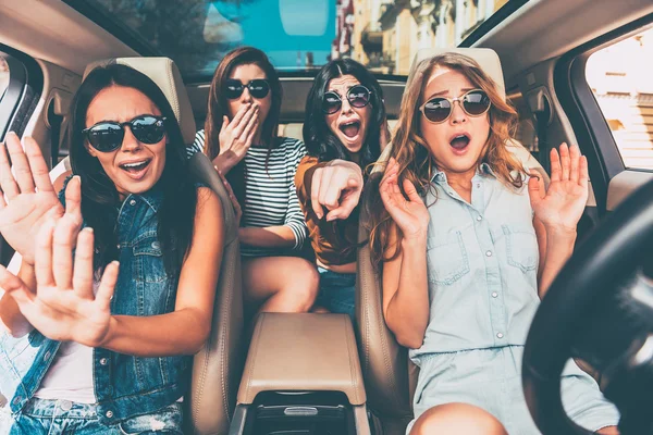 Mulheres jovens aterrorizadas no carro — Fotografia de Stock