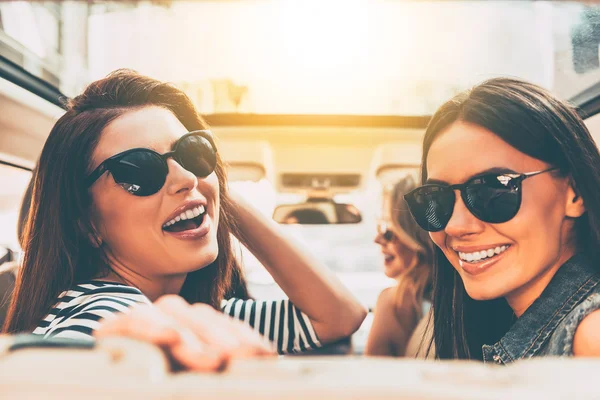 Young cheerful women in car — Stock Photo, Image