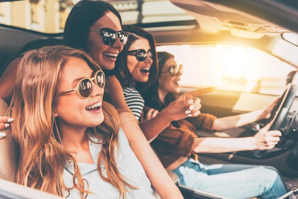 Jóvenes mujeres alegres en coche — Foto de Stock