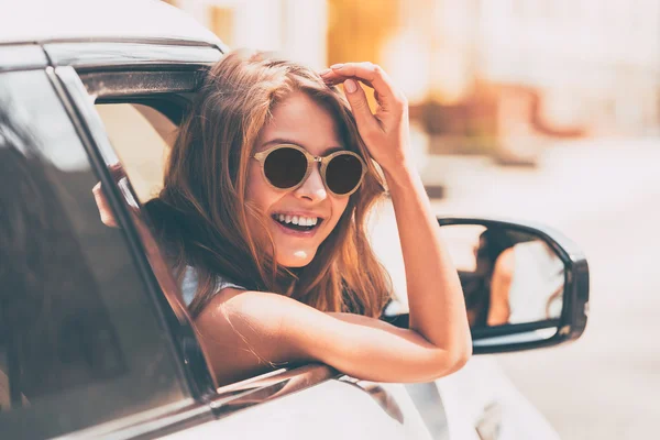 Femme assise dans la voiture — Photo