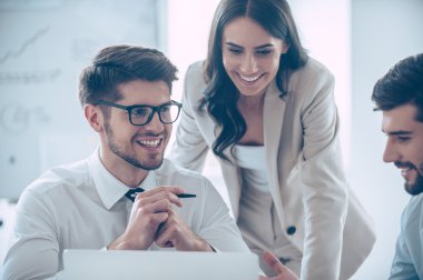 ofiste tartışırken iş arkadaşları 