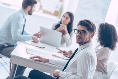 Gözlük yakışıklı genç işadamı