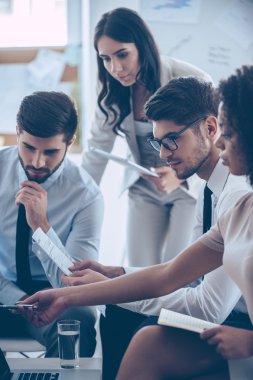 iş arkadaşları ofiste iş tartışıyor 