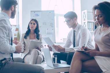 verileri tartışan iş adamları