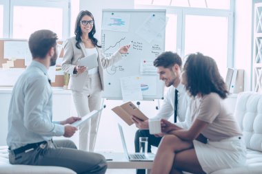 verileri tartışan iş adamları