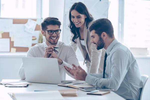 Colegas de trabalho discutindo no escritório — Fotografia de Stock