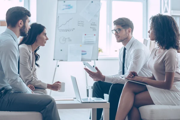 Personas de negocios en la oficina — Foto de Stock