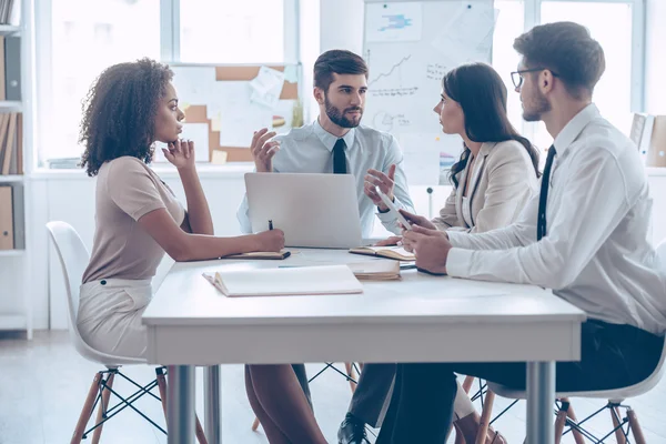 Geschäftsleute im Büro — Stockfoto