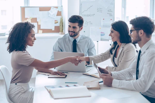 Geschäftsfrauen beim Händeschütteln — Stockfoto