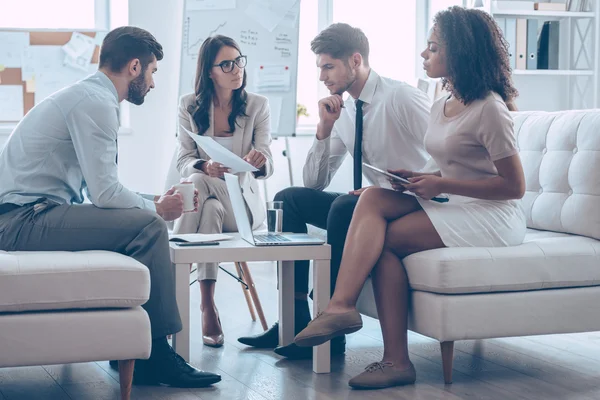 iş adamlarını ofiste 