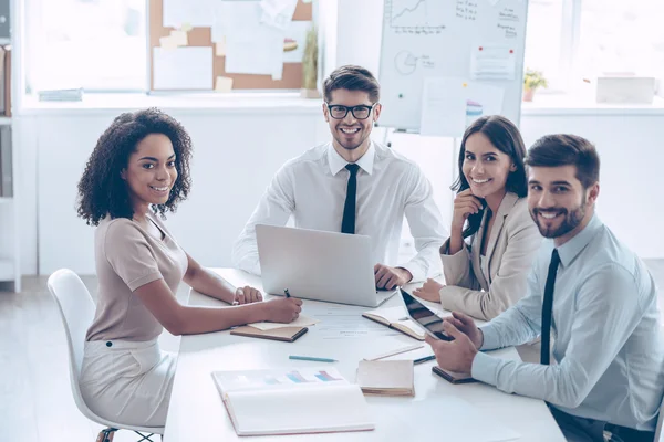 Gruppe fröhlicher Mitarbeiter — Stockfoto