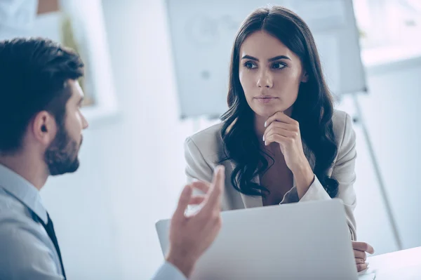 Mitarbeiter diskutieren im Büro — Stockfoto