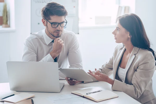 Medarbetare diskuterar på kontor — Stockfoto