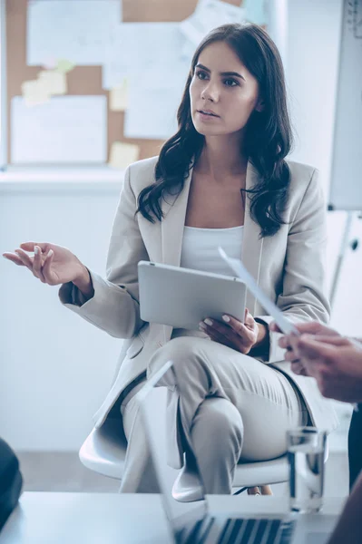 Affärskvinna diskuterar med medarbetare — Stockfoto