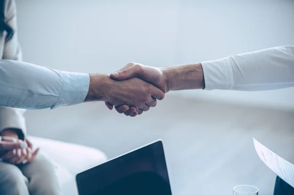 Two men shaking hands — Stock Photo, Image