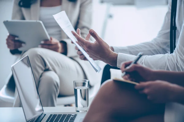 Människor brainstorming på kontor — Stockfoto