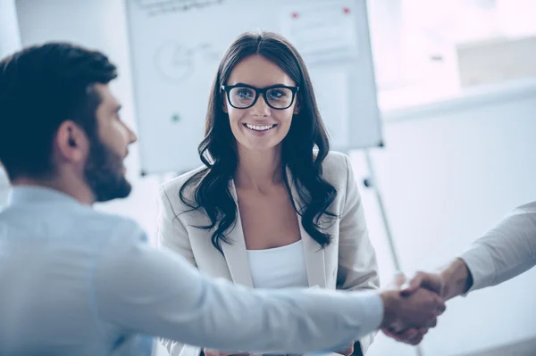 Uomini che stringono la mano a ufficio — Foto Stock