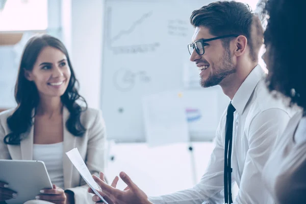 Schöner Geschäftsmann im Besitz von Dokumenten — Stockfoto