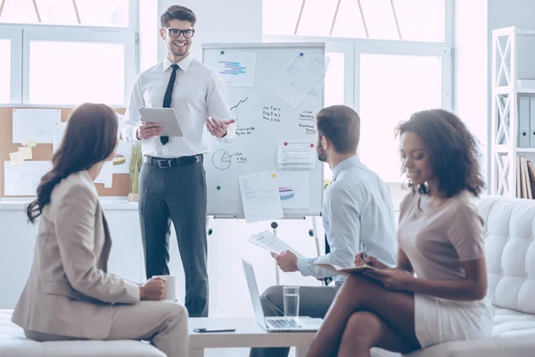 Personas de negocios en la oficina — Foto de Stock