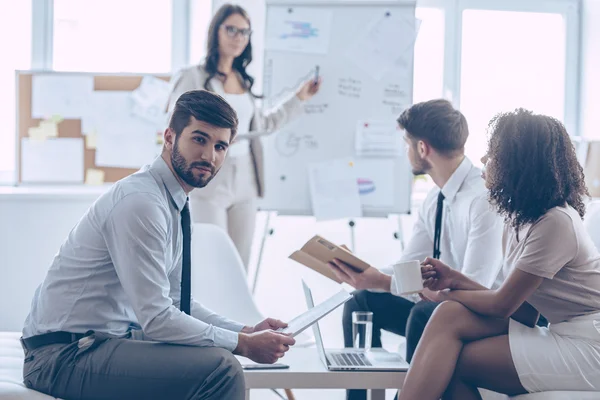  iş adamlarını ofiste