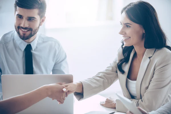 Donne d'affari che si stringono la mano — Foto Stock