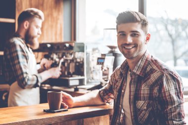  Kafede yakışıklı adam