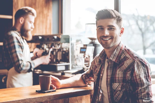  Kafede yakışıklı adam