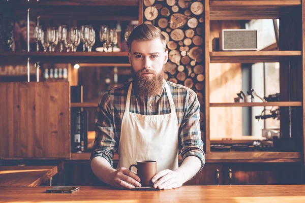 Barista w fartuch w kawiarni — Zdjęcie stockowe