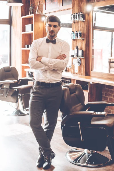 Homem bonito na barbearia — Fotografia de Stock