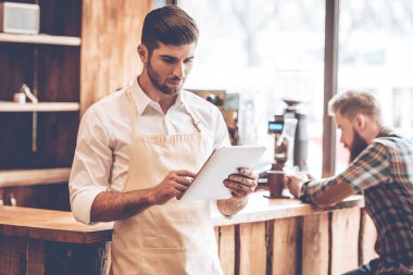  dijital tablet kullanarak önlük adam